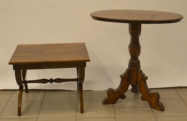Tavolino, sec. XX, in noce, piano rettangolare, gambe a crociera&nbsp;&nbsp;&nbsp;&nbsp;&nbsp;&nbsp;&nbsp;&nbsp;&nbsp;&nbsp;