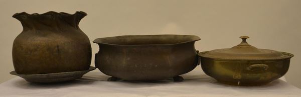 Lotto composto da: fioriera, pentola, vaso e piatto, sec. XX,&nbsp;&nbsp;&nbsp;&nbsp;&nbsp;&nbsp;&nbsp;&nbsp;&nbsp;&nbsp;&nbsp;&nbsp;&nbsp;
