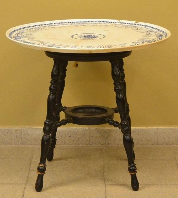 Tavolino, sec. XIX, piano circolare in porcellana&nbsp;&nbsp;&nbsp;&nbsp;&nbsp;&nbsp;&nbsp;&nbsp;&nbsp;&nbsp;&nbsp;&nbsp;&nbsp;&nbsp;&nbsp;&nbsp;&nbsp;&nbsp;&nbsp;&nbsp;&nbsp;&nbsp;&nbsp;&nbsp;&nbsp;