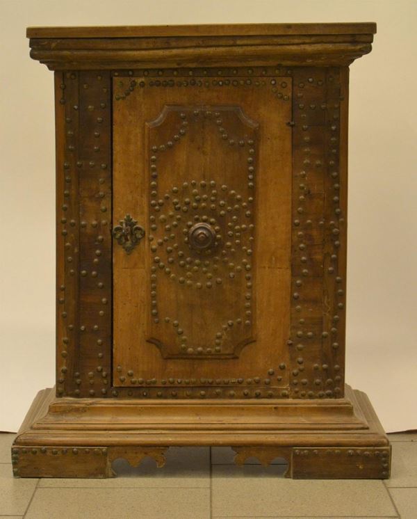 Pensilino, Emilia, sec. XVIII, in noce, uno sportello,&nbsp;&nbsp;&nbsp;&nbsp;&nbsp;&nbsp;&nbsp;&nbsp;&nbsp;&nbsp;&nbsp;&nbsp;&nbsp;&nbsp;&nbsp;&nbsp;&nbsp;&nbsp;&nbsp;&nbsp;  - Asta DIPINTI, MOBILI  E OGGETTI D'ARTE - Poggio Bracciolini Casa d'Aste