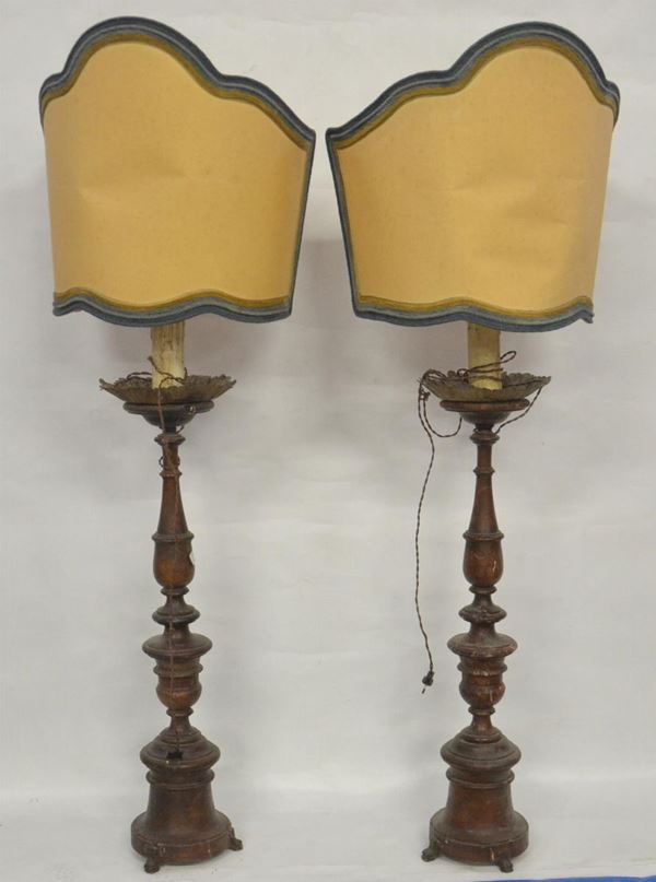Coppia di candelieri, sec. XIX, in legno tornito&nbsp;&nbsp;&nbsp;&nbsp;&nbsp;&nbsp;&nbsp;&nbsp;&nbsp;&nbsp;&nbsp;&nbsp;&nbsp;&nbsp;&nbsp;&nbsp;&nbsp;&nbsp;&nbsp;&nbsp;&nbsp;&nbsp;&nbsp;&nbsp;&nbsp;&nbsp;