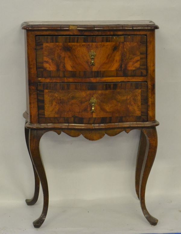 Comodino, stile '700, in radica di noce, due                                - Asta DIPINTI, MOBILI  E OGGETTI D'ARTE - Poggio Bracciolini Casa d'Aste