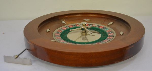 Roulette da tavolo, sec. XX, in legno&nbsp;&nbsp;&nbsp;&nbsp;&nbsp;&nbsp;&nbsp;&nbsp;&nbsp;&nbsp;&nbsp;&nbsp;&nbsp;&nbsp;&nbsp;&nbsp;&nbsp;&nbsp;&nbsp;&nbsp;&nbsp;&nbsp;&nbsp;&nbsp;&nbsp;&nbsp;&nbsp;&nbsp;&nbsp;&nbsp;&nbsp;&nbsp;&nbsp;&nbsp;&nbsp;&nbsp;&nbsp;