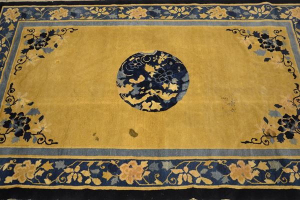 Tappeto, Cina, sec. XX, fondo avana con medaglione&nbsp;&nbsp;&nbsp;&nbsp;&nbsp;&nbsp;&nbsp;&nbsp;&nbsp;&nbsp;&nbsp;&nbsp;&nbsp;&nbsp;&nbsp;&nbsp;&nbsp;&nbsp;&nbsp;&nbsp;&nbsp;&nbsp;&nbsp;&nbsp;