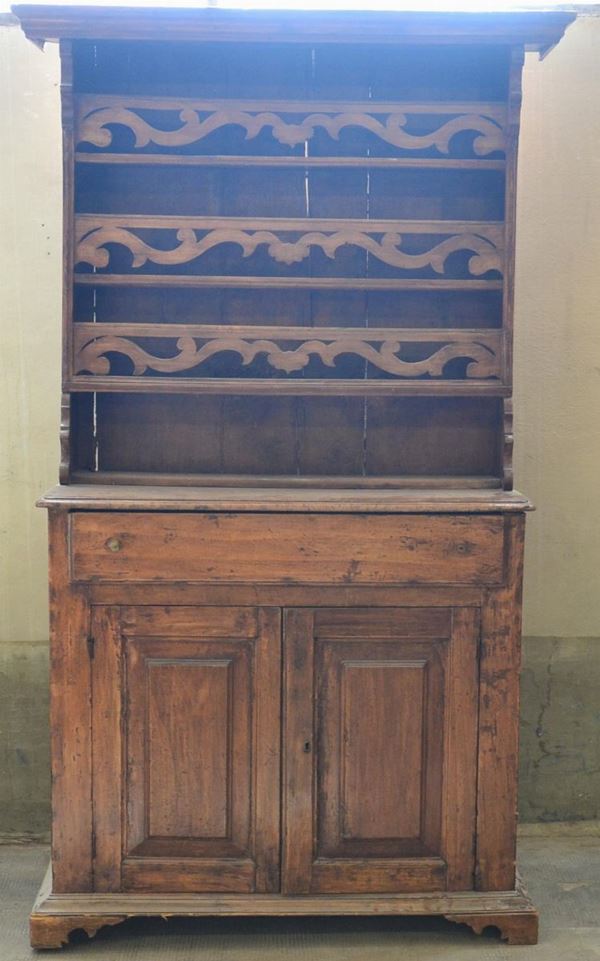 Credenza con piattaia, sec. XIX, in pioppo,&nbsp;&nbsp;&nbsp;&nbsp;&nbsp;&nbsp;&nbsp;&nbsp;&nbsp;&nbsp;&nbsp;&nbsp;&nbsp;&nbsp;&nbsp;&nbsp;&nbsp;&nbsp;&nbsp;&nbsp;&nbsp;&nbsp;&nbsp;&nbsp;&nbsp;&nbsp;&nbsp;&nbsp;&nbsp;&nbsp;&nbsp;