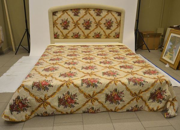 Letto matrimoniale, sec. XX, con testata imbottita&nbsp;&nbsp;&nbsp;&nbsp;&nbsp;&nbsp;&nbsp;&nbsp;&nbsp;&nbsp;&nbsp;&nbsp;&nbsp;&nbsp;&nbsp;&nbsp;&nbsp;&nbsp;&nbsp;&nbsp;&nbsp;&nbsp;&nbsp;&nbsp;