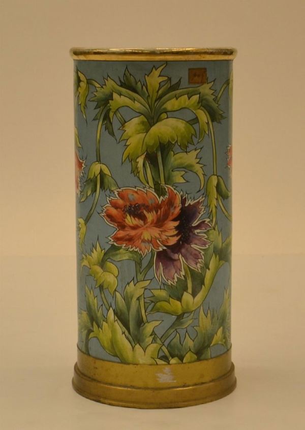 Vaso, sec. XX, in porcellana decorata&nbsp;&nbsp;&nbsp;&nbsp;&nbsp;&nbsp;&nbsp;&nbsp;&nbsp;&nbsp;&nbsp;&nbsp;&nbsp;&nbsp;&nbsp;&nbsp;&nbsp;&nbsp;&nbsp;&nbsp;&nbsp;&nbsp;&nbsp;&nbsp;&nbsp;&nbsp;&nbsp;&nbsp;&nbsp;&nbsp;&nbsp;&nbsp;&nbsp;&nbsp;&nbsp;&nbsp;&nbsp;