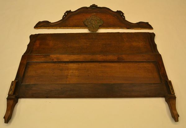 Letto singolo, in stile 700, in noce, testata sagomata&nbsp;&nbsp;&nbsp;&nbsp;&nbsp;&nbsp;&nbsp;&nbsp;&nbsp;&nbsp;&nbsp;&nbsp;&nbsp;&nbsp;&nbsp;&nbsp;&nbsp;&nbsp;&nbsp;&nbsp;