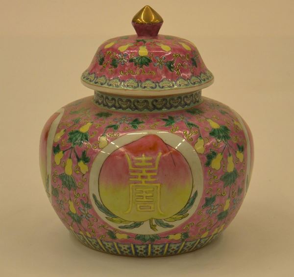 Vaso, Cina, sec. XX, in porcellana&nbsp;&nbsp;&nbsp;&nbsp;&nbsp;&nbsp;&nbsp;&nbsp;&nbsp;&nbsp;&nbsp;&nbsp;&nbsp;&nbsp;&nbsp;&nbsp;&nbsp;&nbsp;&nbsp;&nbsp;&nbsp;&nbsp;&nbsp;&nbsp;&nbsp;&nbsp;&nbsp;&nbsp;&nbsp;&nbsp;&nbsp;&nbsp;&nbsp;&nbsp;&nbsp;&nbsp;&nbsp;&nbsp;&nbsp;&nbsp;