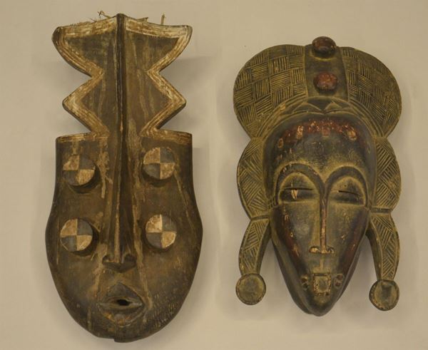 Due maschere, arte africana, sec. XX, in legno&nbsp;&nbsp;&nbsp;&nbsp;&nbsp;&nbsp;&nbsp;&nbsp;&nbsp;&nbsp;&nbsp;&nbsp;&nbsp;&nbsp;&nbsp;&nbsp;&nbsp;&nbsp;&nbsp;&nbsp;&nbsp;&nbsp;&nbsp;&nbsp;&nbsp;&nbsp;&nbsp;&nbsp;