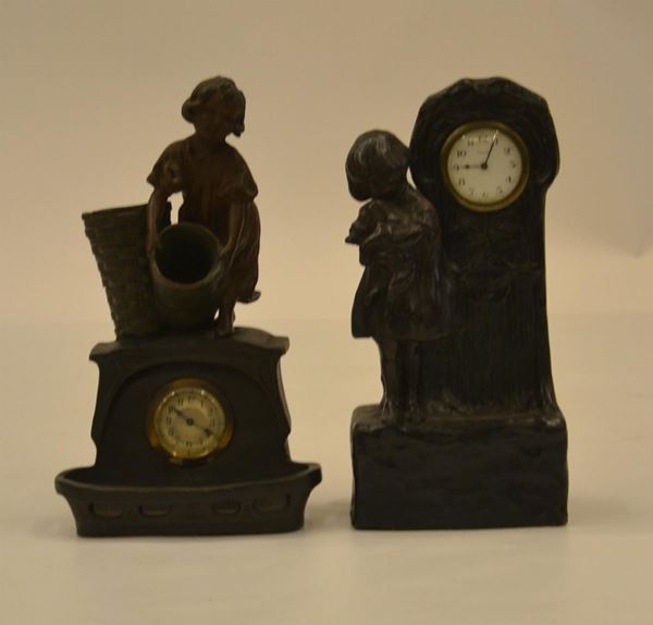 Due orologi da tavolo, sec. XX, in gesso con&nbsp;&nbsp;&nbsp;&nbsp;&nbsp;&nbsp;&nbsp;&nbsp;&nbsp;&nbsp;&nbsp;&nbsp;&nbsp;&nbsp;&nbsp;&nbsp;&nbsp;&nbsp;&nbsp;&nbsp;&nbsp;&nbsp;&nbsp;&nbsp;&nbsp;&nbsp;&nbsp;&nbsp;&nbsp;&nbsp;