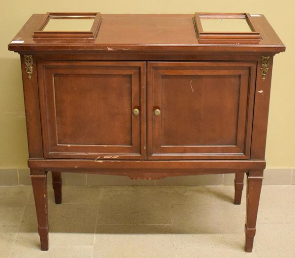 Mobile bar , in legno filettato , a due sportelli,&nbsp;&nbsp;&nbsp;&nbsp;&nbsp;&nbsp;&nbsp;&nbsp;&nbsp;&nbsp;&nbsp;&nbsp;&nbsp;&nbsp;&nbsp;&nbsp;&nbsp;&nbsp;&nbsp;&nbsp;&nbsp;&nbsp;&nbsp;&nbsp;