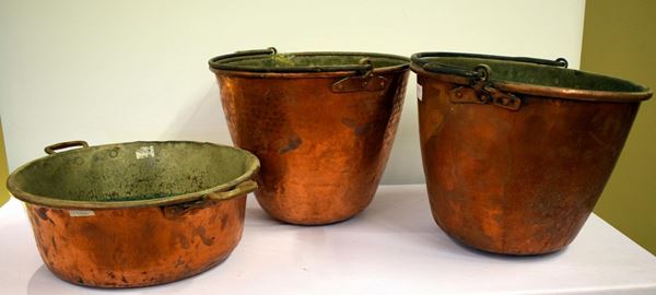 BACILE E DUE PAIOLI IN RAME                                                 - Asta DIPINTI, MOBILI  E OGGETTI D'ARTE - Poggio Bracciolini Casa d'Aste