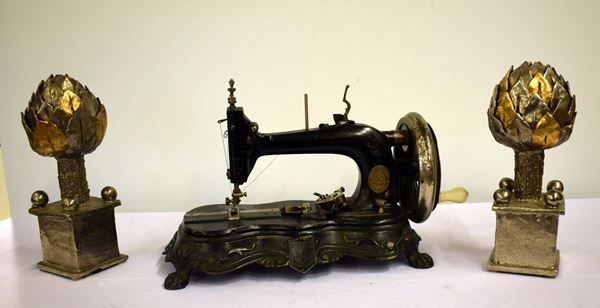 Macchina da cucire, inizi sec. XX, manifattura Gebruder,&nbsp;&nbsp;&nbsp;&nbsp;&nbsp;&nbsp;&nbsp;&nbsp;&nbsp;&nbsp;&nbsp;&nbsp;&nbsp;&nbsp;&nbsp;&nbsp;&nbsp;&nbsp;  - Asta DIPINTI, MOBILI  E OGGETTI D'ARTE - Poggio Bracciolini Casa d'Aste