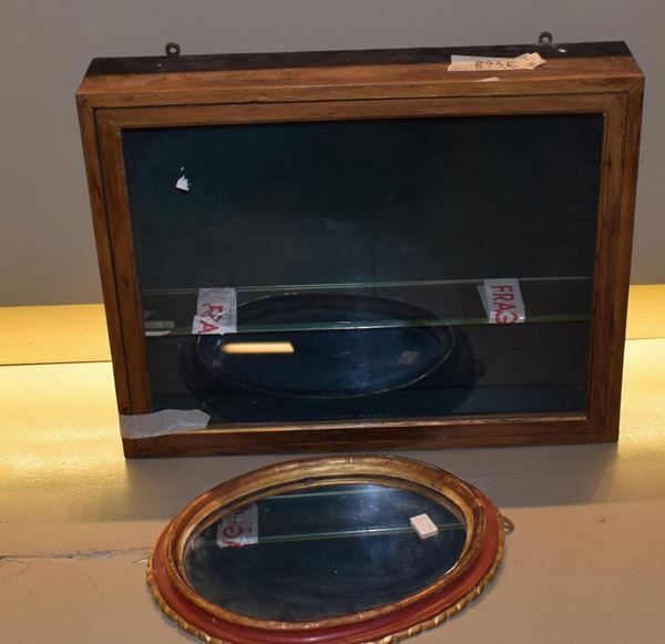 Vetrinetta pensile, sec. XX, in legno&nbsp;&nbsp;&nbsp;&nbsp;&nbsp;&nbsp;&nbsp;&nbsp;&nbsp;&nbsp;&nbsp;&nbsp;&nbsp;&nbsp;&nbsp;&nbsp;&nbsp;&nbsp;&nbsp;&nbsp;&nbsp;&nbsp;&nbsp;&nbsp;&nbsp;&nbsp;&nbsp;&nbsp;&nbsp;&nbsp;&nbsp;&nbsp;&nbsp;&nbsp;&nbsp;&nbsp;&nbsp;