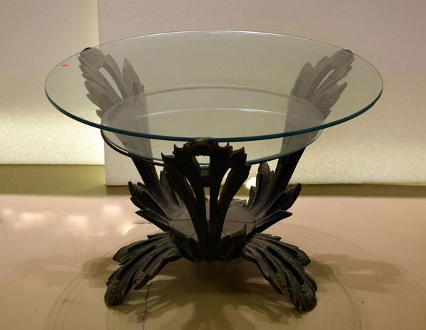Tavolino, in legno con fusti intagliati,&nbsp;&nbsp;&nbsp;&nbsp;&nbsp;&nbsp;&nbsp;&nbsp;&nbsp;&nbsp;&nbsp;&nbsp;&nbsp;&nbsp;&nbsp;&nbsp;&nbsp;&nbsp;&nbsp;&nbsp;&nbsp;&nbsp;&nbsp;&nbsp;&nbsp;&nbsp;&nbsp;&nbsp;&nbsp;&nbsp;&nbsp;&nbsp;&nbsp;&nbsp;