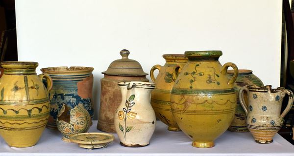 Lotto di dodici tra brocche e vasi, secc. XVIII-XIX-XX&nbsp;&nbsp;&nbsp;&nbsp;&nbsp;&nbsp;&nbsp;&nbsp;&nbsp;&nbsp;&nbsp;&nbsp;&nbsp;&nbsp;&nbsp;&nbsp;&nbsp;&nbsp;&nbsp;&nbsp;  - Asta DIPINTI, MOBILI  E OGGETTI D'ARTE - Poggio Bracciolini Casa d'Aste