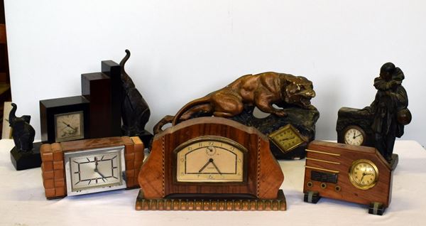Lotto di sei orologi da tavolo, sec. XX, di&nbsp;&nbsp;&nbsp;&nbsp;&nbsp;&nbsp;&nbsp;&nbsp;&nbsp;&nbsp;&nbsp;&nbsp;&nbsp;&nbsp;&nbsp;&nbsp;&nbsp;&nbsp;&nbsp;&nbsp;&nbsp;&nbsp;&nbsp;&nbsp;&nbsp;&nbsp;&nbsp;&nbsp;&nbsp;&nbsp;&nbsp;