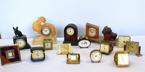 Lotto di quindici orologi e sveglie, sec. XX, di&nbsp;&nbsp;&nbsp;&nbsp;&nbsp;&nbsp;&nbsp;&nbsp;&nbsp;&nbsp;&nbsp;&nbsp;&nbsp;&nbsp;&nbsp;&nbsp;&nbsp;&nbsp;&nbsp;&nbsp;&nbsp;&nbsp;&nbsp;&nbsp;&nbsp;&nbsp;