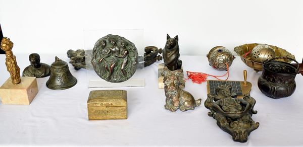 Gruppo di quindici soprammobili, secc. XIX-XX&nbsp;&nbsp;&nbsp;&nbsp;&nbsp;&nbsp;&nbsp;&nbsp;&nbsp;&nbsp;&nbsp;&nbsp;&nbsp;&nbsp;&nbsp;&nbsp;&nbsp;&nbsp;&nbsp;&nbsp;&nbsp;&nbsp;&nbsp;&nbsp;&nbsp;&nbsp;&nbsp;&nbsp;&nbsp;  - Asta DIPINTI, MOBILI  E OGGETTI D'ARTE - Poggio Bracciolini Casa d'Aste