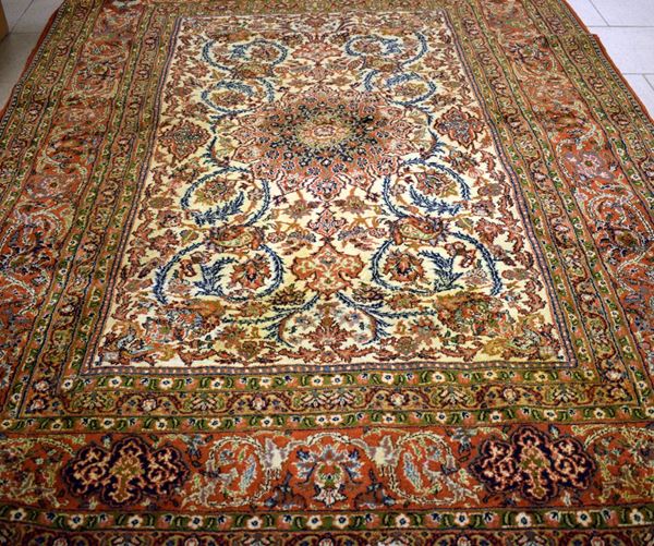Tappeto persiano, medaglione                                                - Asta DIPINTI, MOBILI  E OGGETTI D'ARTE - Poggio Bracciolini Casa d'Aste