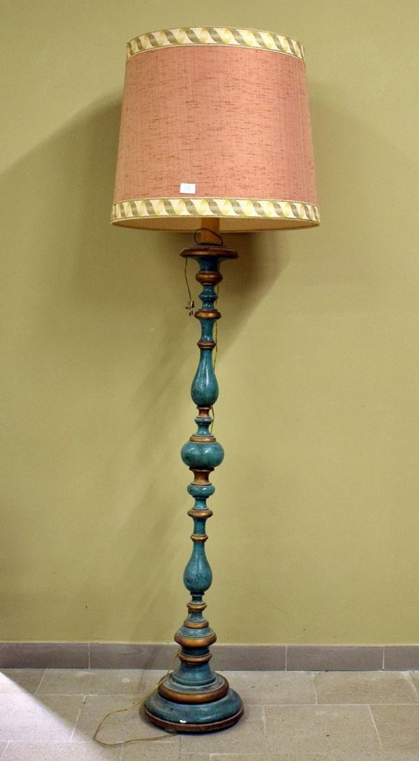 Lumiera da terra, sec. XX, in legno&nbsp;&nbsp;&nbsp;&nbsp;&nbsp;&nbsp;&nbsp;&nbsp;&nbsp;&nbsp;&nbsp;&nbsp;&nbsp;&nbsp;&nbsp;&nbsp;&nbsp;&nbsp;&nbsp;&nbsp;&nbsp;&nbsp;&nbsp;&nbsp;&nbsp;&nbsp;&nbsp;&nbsp;&nbsp;&nbsp;&nbsp;&nbsp;&nbsp;&nbsp;&nbsp;&nbsp;&nbsp;&nbsp;&nbsp;
