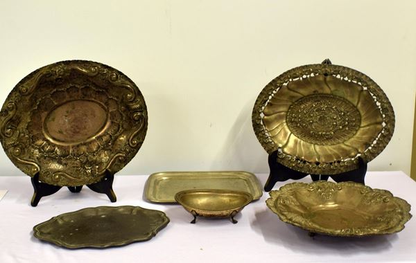Tre vassoi e un vaso da letto, sec. XX, in argento                          - Asta DIPINTI, MOBILI  E OGGETTI D'ARTE - Poggio Bracciolini Casa d'Aste