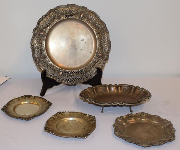 Gruppo di cinque piatti e vassoi, sec. XX, in argento&nbsp;&nbsp;&nbsp;&nbsp;&nbsp;&nbsp;&nbsp;&nbsp;&nbsp;&nbsp;&nbsp;&nbsp;&nbsp;&nbsp;&nbsp;&nbsp;&nbsp;&nbsp;&nbsp;&nbsp;&nbsp;  - Asta DIPINTI, MOBILI  E OGGETTI D'ARTE - Poggio Bracciolini Casa d'Aste
