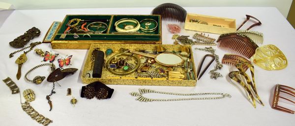 Lotto di sessanta pezzi di bigiotteria e fermacapelli,&nbsp;&nbsp;&nbsp;&nbsp;&nbsp;&nbsp;&nbsp;&nbsp;&nbsp;&nbsp;&nbsp;&nbsp;&nbsp;&nbsp;&nbsp;&nbsp;&nbsp;&nbsp;&nbsp;&nbsp;  - Asta DIPINTI, MOBILI  E OGGETTI D'ARTE - Poggio Bracciolini Casa d'Aste
