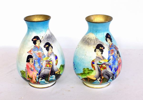 Coppia di vasi orientali, sec. XX, cloisonn&egrave;&nbsp;&nbsp;&nbsp;&nbsp;&nbsp;&nbsp;&nbsp;&nbsp;&nbsp;&nbsp;&nbsp;&nbsp;&nbsp;&nbsp;&nbsp;&nbsp;&nbsp;&nbsp;&nbsp;&nbsp;&nbsp;&nbsp;&nbsp;&nbsp;&nbsp;&nbsp;&nbsp;&nbsp;&nbsp;&nbsp;