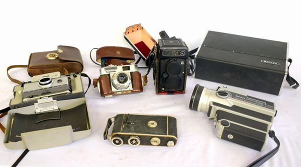 Quattro vecchie macchine fotografice e una cinepresa,&nbsp;&nbsp;&nbsp;&nbsp;&nbsp;&nbsp;&nbsp;&nbsp;&nbsp;&nbsp;&nbsp;&nbsp;&nbsp;&nbsp;&nbsp;&nbsp;&nbsp;&nbsp;&nbsp;&nbsp;&nbsp;