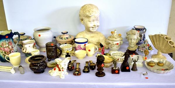 Lotto di quarantasei oggetti, sec. XIX-XX, tra vasetti,&nbsp;&nbsp;&nbsp;&nbsp;&nbsp;&nbsp;&nbsp;&nbsp;&nbsp;&nbsp;&nbsp;&nbsp;&nbsp;&nbsp;&nbsp;&nbsp;&nbsp;&nbsp;&nbsp;