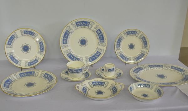 Servito di piatti, Inghilterra, sec. XX, manifattura COALPORT, in&nbsp;&nbsp;&nbsp;&nbsp;&nbsp;&nbsp;&nbsp;&nbsp;&nbsp;