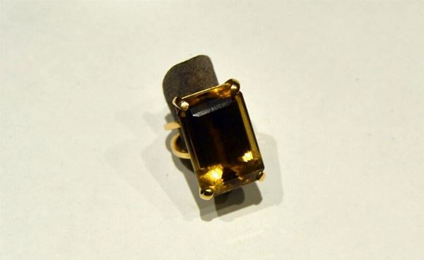 ANELLO IN ORO GIALLO E TOPAZIO