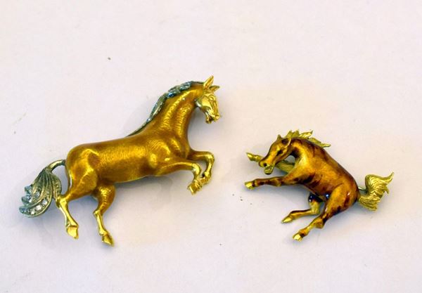 DUE SPILLE IN ORO GIALLO, ORO BIANCO E SMALTO