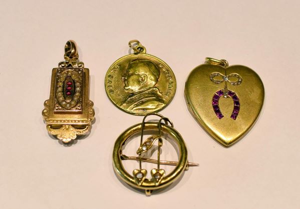 TRE PENDENTI,E UNA SPILLA, IN ORO GIALLO, DIAMANTI,