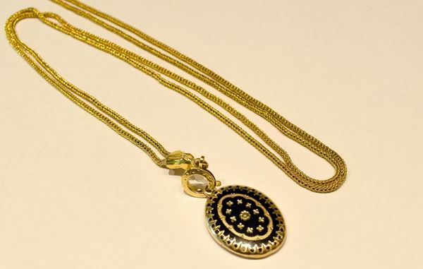 LUNGA COLLANA, E PENDENTE PORTAFOTO IN ORO GIALLO