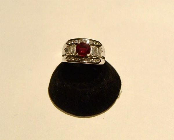 ANELLO IN ORO BIANCO, DIAMANTI E RUBINO