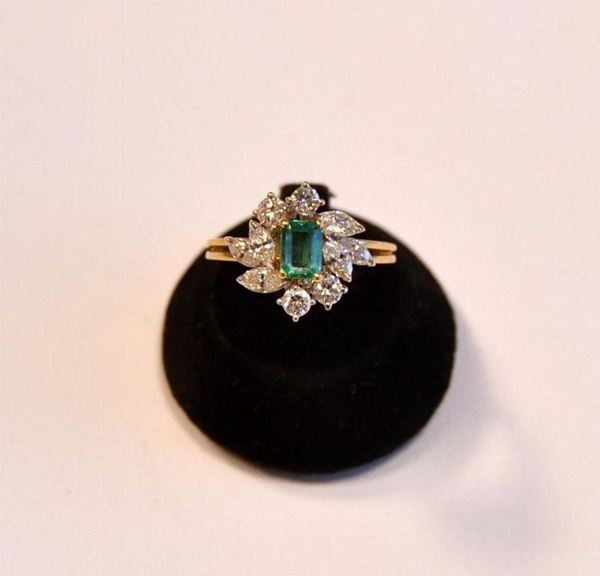 ANELLO IN ORO GIALLO, DIAMANTI E SMERALDO