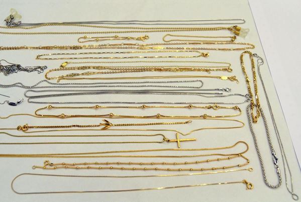 LOTTO DI DICIASSETTE COLLANE, CINQUE BRACCIALI,