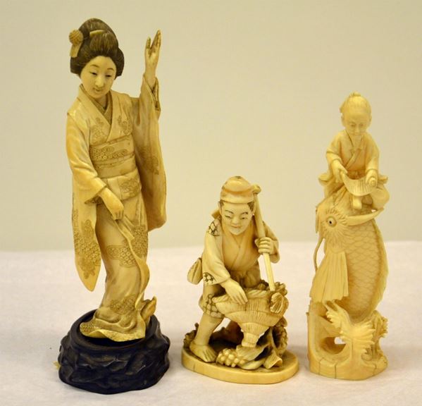Tre sculture, sec. XIX, in avorio, raffiguranti