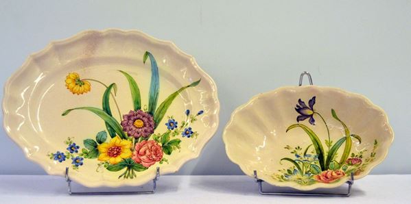 Due vassoi, sec. XX, in ceramica Cantagalli