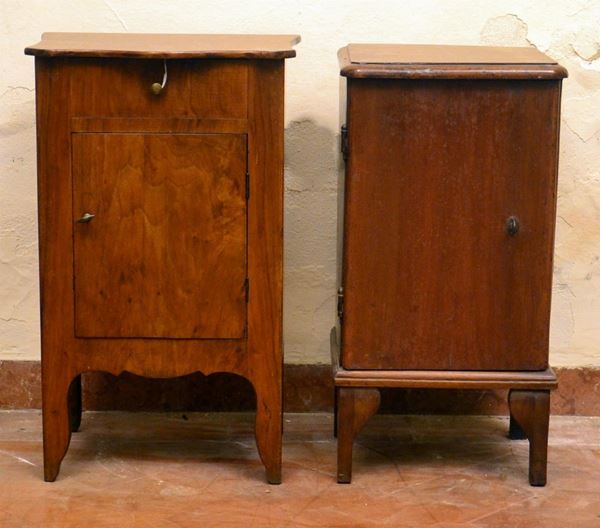 Due comodini, sec. XX, in rovere e noce,
