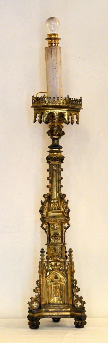 Candelabro, in stile gotico, in bronzo lavorato a figure