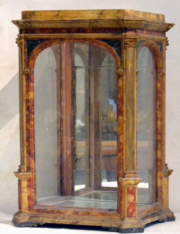 Vetrinetta da tavolo, sec. XVIII, in legno laccato&nbsp;&nbsp;&nbsp;&nbsp;&nbsp;&nbsp;&nbsp;&nbsp;&nbsp;&nbsp;&nbsp;&nbsp;&nbsp;&nbsp;&nbsp;&nbsp;&nbsp;&nbsp;&nbsp;&nbsp;&nbsp;&nbsp;&nbsp;&nbsp;