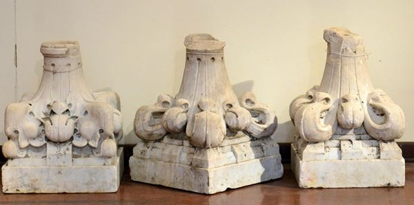 Tre basi, sec. XIX, in marmo a forma di capitelli,