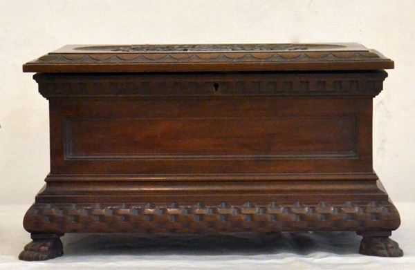 Cassina, in stile rinascimento, in noce,