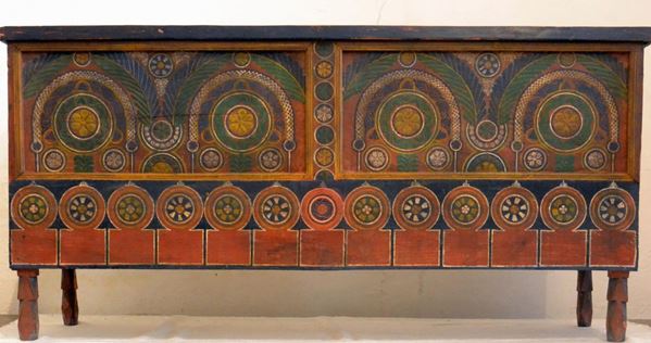 Cassina etnica, sec. XX, in legno laccato,