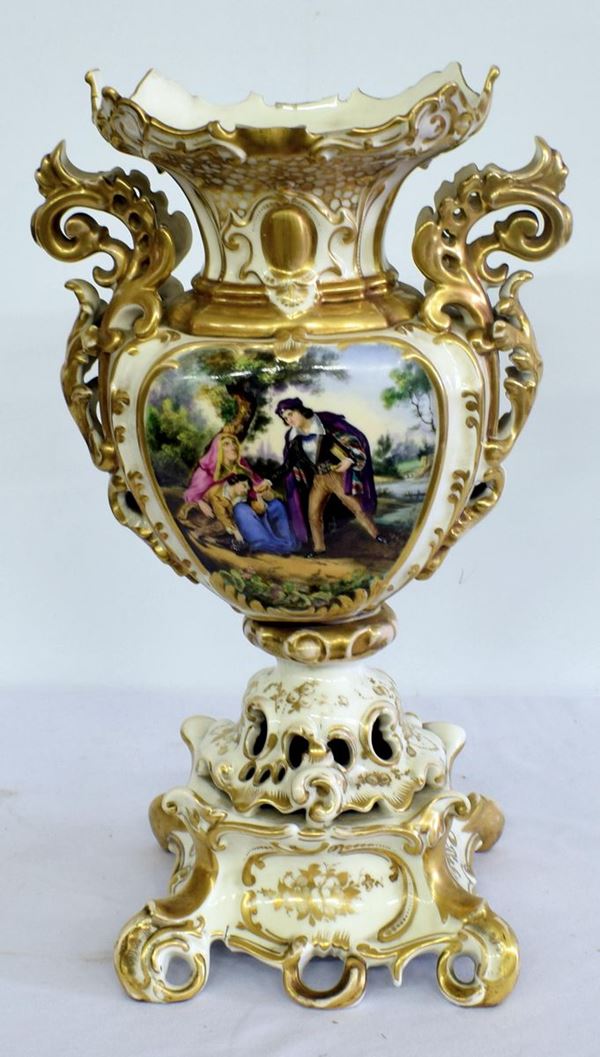 Vaso, sec. XIX, in porcellana bianco-oro,&nbsp;&nbsp;&nbsp;&nbsp;&nbsp;&nbsp;&nbsp;&nbsp;&nbsp;&nbsp;&nbsp;&nbsp;&nbsp;&nbsp;&nbsp;&nbsp;&nbsp;&nbsp;&nbsp;&nbsp;&nbsp;&nbsp;&nbsp;&nbsp;&nbsp;&nbsp;&nbsp;&nbsp;&nbsp;&nbsp;&nbsp;&nbsp;&nbsp;