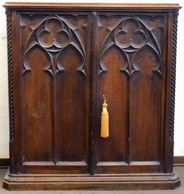 Credenza, in stile neo gotico, in noce, due sportelli,